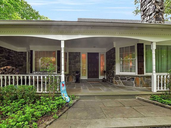 5th image of 10 Valleywood Ct W