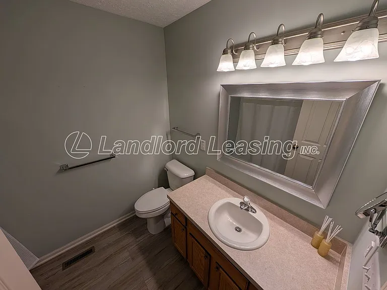 1417 Hollow Wood Ln — Photo 17