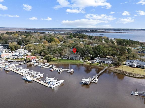 3rd image of 201 River Rd.