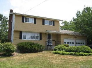 11 Briarwood Rd, Wheatley Heights, NY 11798