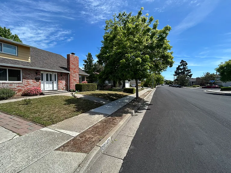 20143 Somerset Dr — Photo 2
