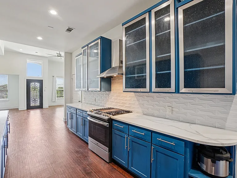 422 N Marlborough Ave — Photo 38