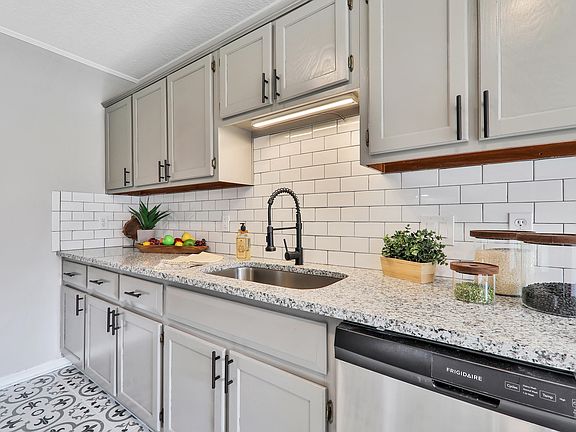 5th image of 2423 Stonebridge Dr