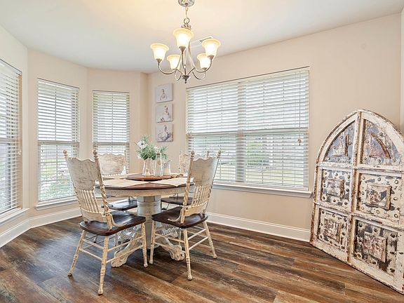 4th image of 379 Ivy Hills Cir