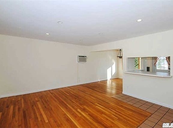 3rd image of 24 E 22nd St