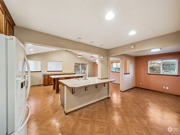 5th image of 208 E 62nd Street