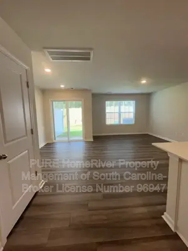 3 bed, 3.0 bath, 1419 sqft, $1,800 — Photo 2