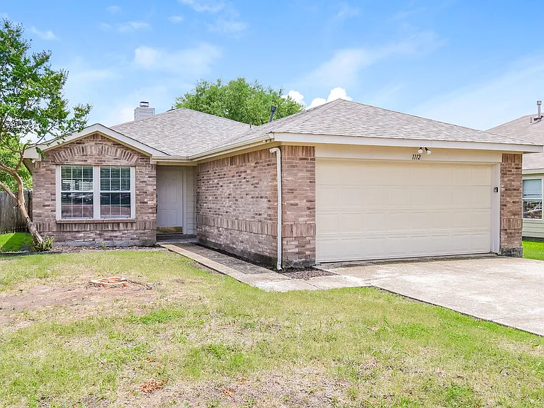 1112 Alexandria Dr — Photo 3