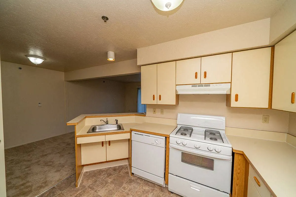 Windmill Lakes Apartments — Photo 2