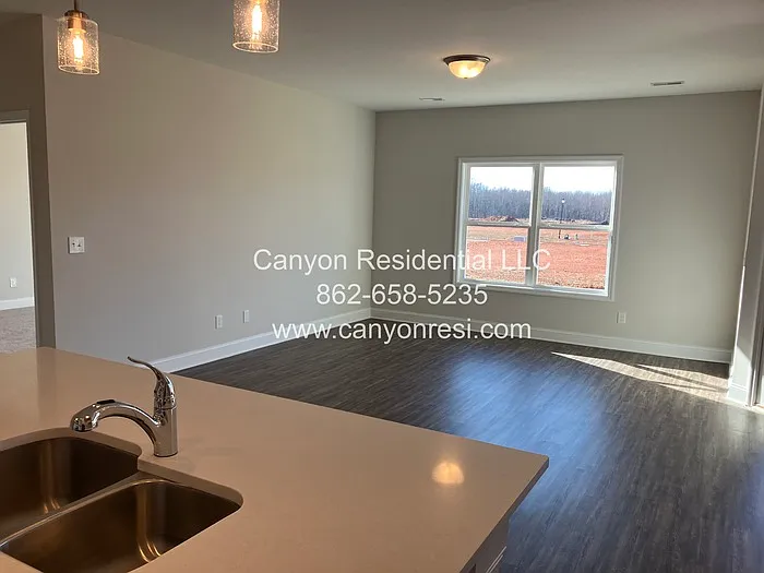 210 Pine Island Ave — Photo 4