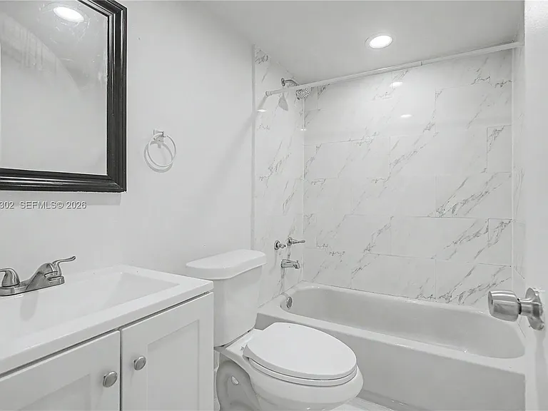 1245 SW 5th St #2 — Photo 5