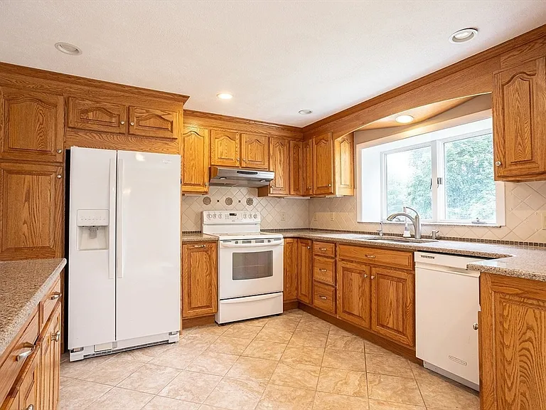 16 Westwood Rd — Photo 5