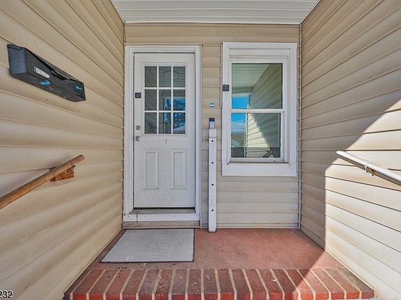 4th image of 444 James St #B