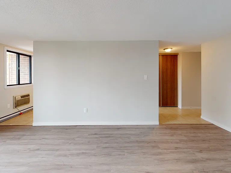 483 Christina St N — Photo 20