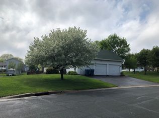 826 Cross Point Rd, Waconia, MN 55387