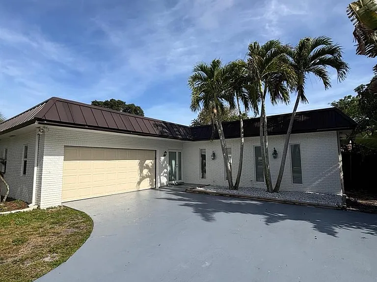 1070 SW 18th St — Photo 3