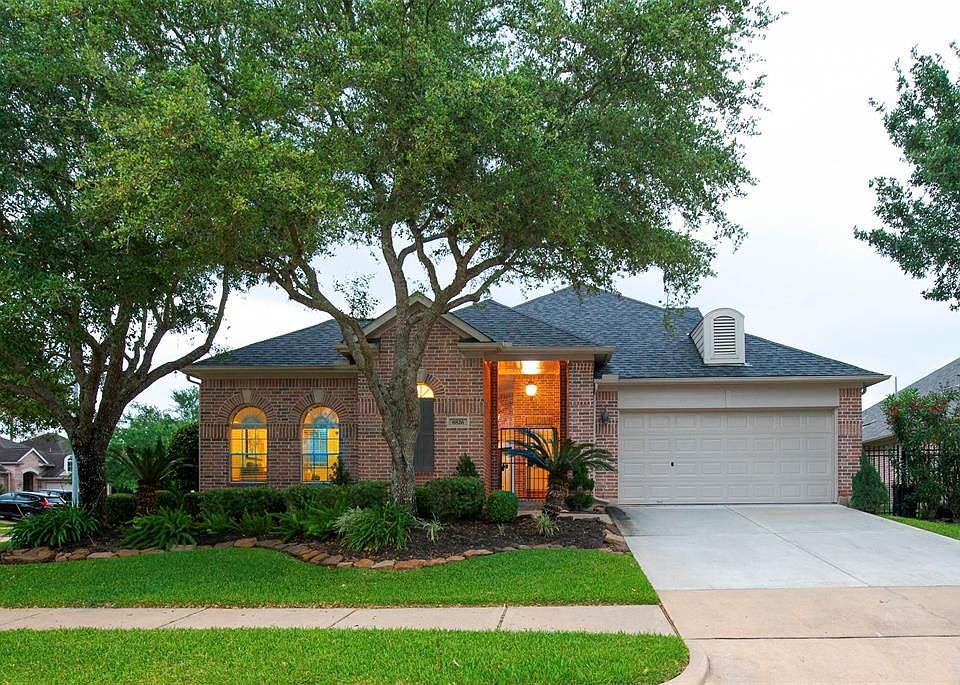 Welcome home to this Patio Home nestled in the Mature Trees on a quiet street in a scenic area of Greatwood. Attractive Landscaping and countless updates your home is move in ready!! You'll love the brand new freshly painted walls throughout the in a