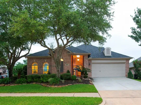 8826 Rippling Water Dr, Sugar Land, TX 77479