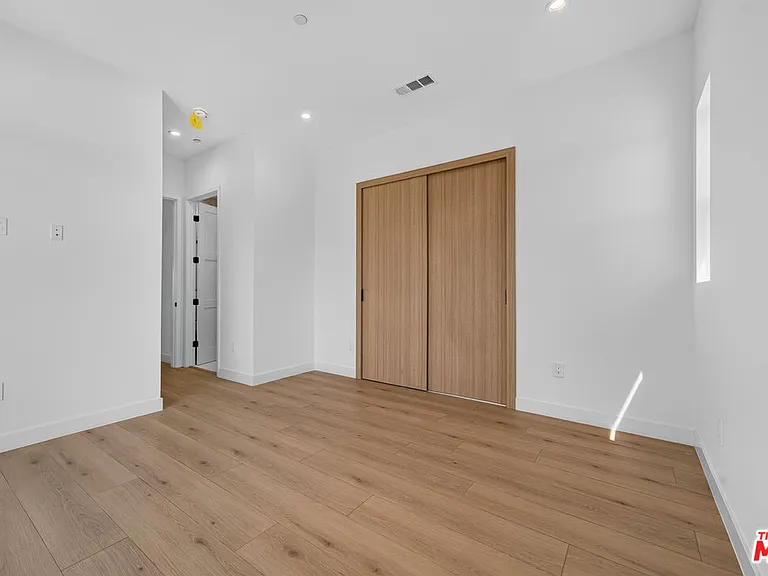 150 N Carondelet St — Photo 29