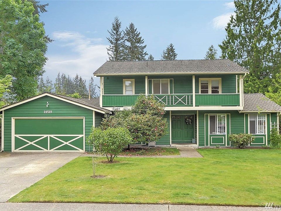 Welcome home to Fairwood Greens and this spacious 4 bedroom, 3 bathroom home. You'll discover a wonderful gathering space in the