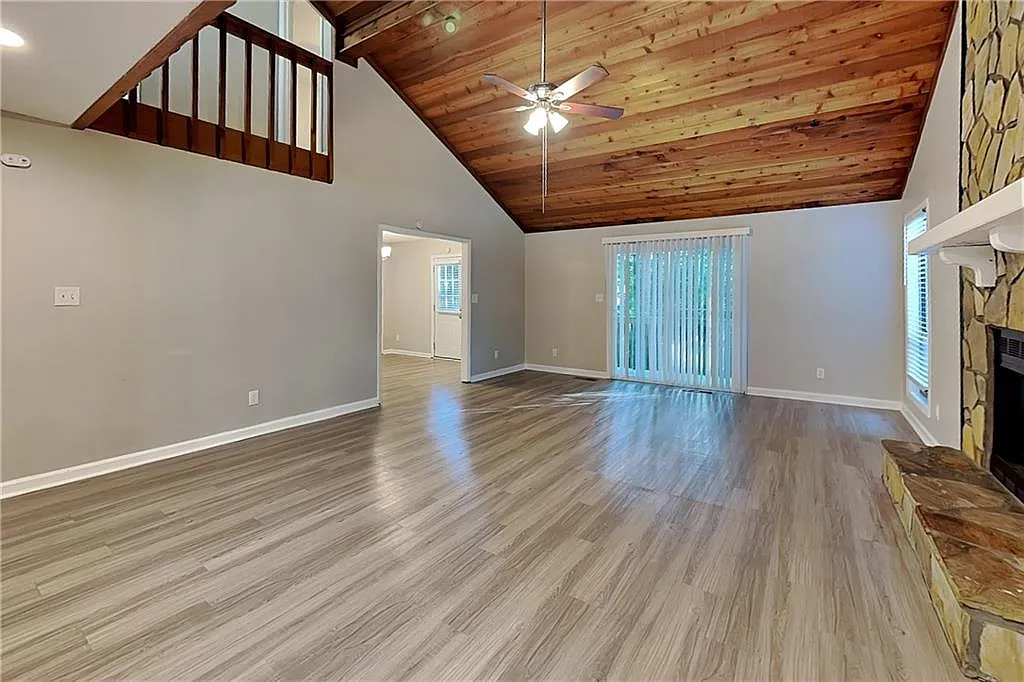 3 bed, 2.5 bath, 1872 sqft, $2,300 — Photo 2