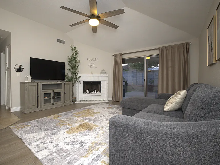 7744 W Jenan Dr — Photo 3