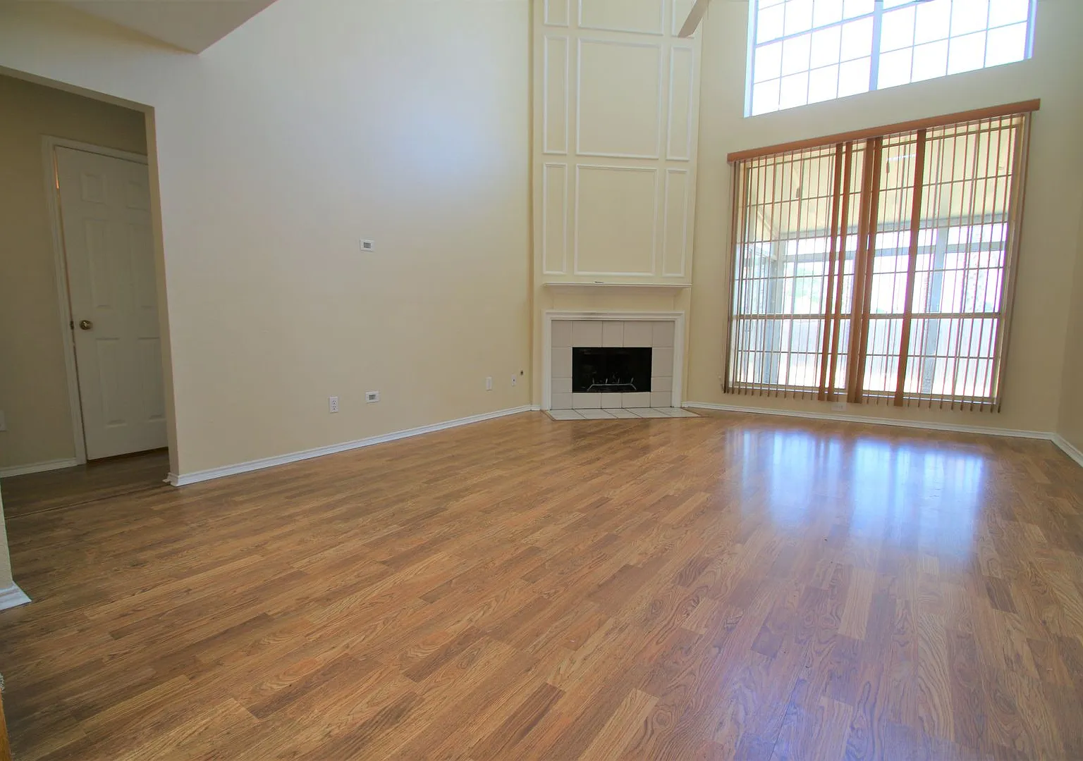 Stunning 4BR/2.5BA South Fort Worth Gem with Sun Room & 2-Car Garage! — Photo 2