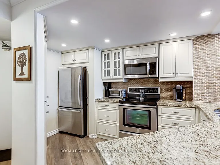 77 Maitland Pl #Penthouse 23 — Photo 8