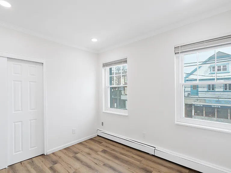 21-29 Audrey Ave #D — Photo 4