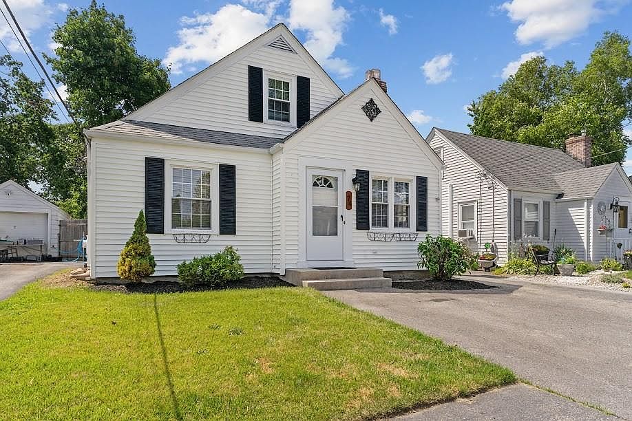 1st image of 74 Leslie St