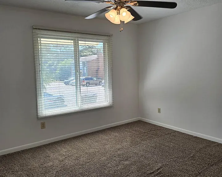 601 Picadilly Sq — Photo 15