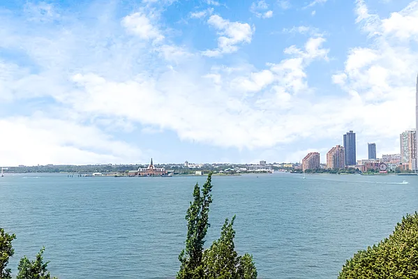 Rented by Compass | media 24