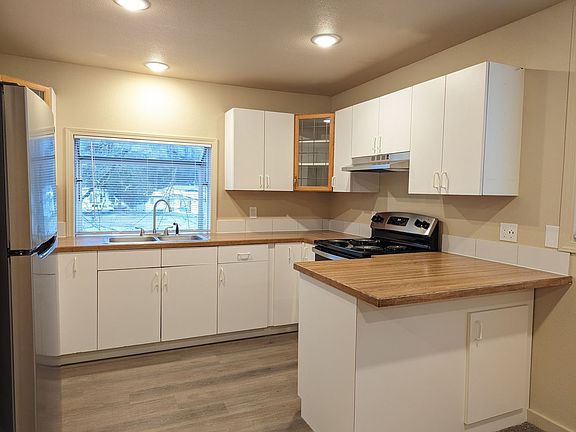 5th image of 3902 255th St E Unit B