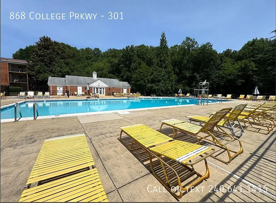 Charming 2 BR/1 BA Top Floor Condo in Rockville! — Photo 2