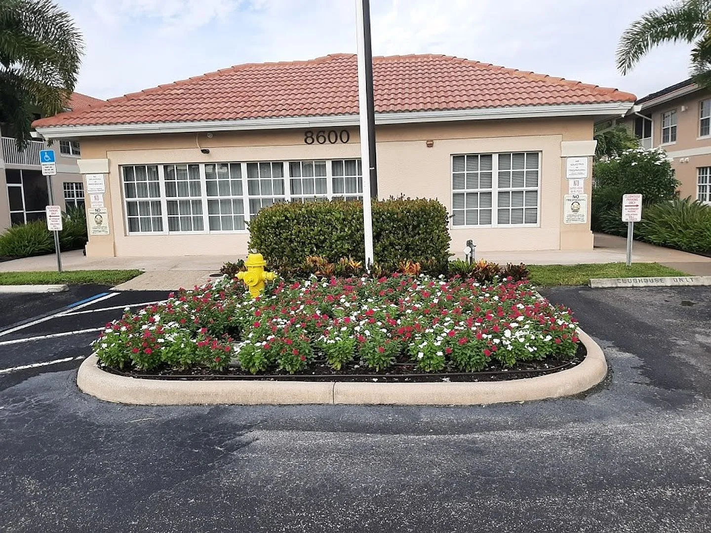 Ground Floor 2/2 Condo off Six Mile Cypress — Photo 2