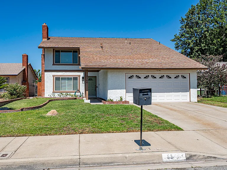 8566 Club House Dr — Photo 1