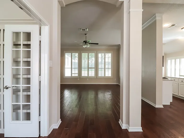 1933 Perry Dr — Photo 5