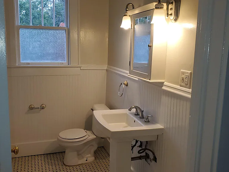 807 E 39th St — Photo 25