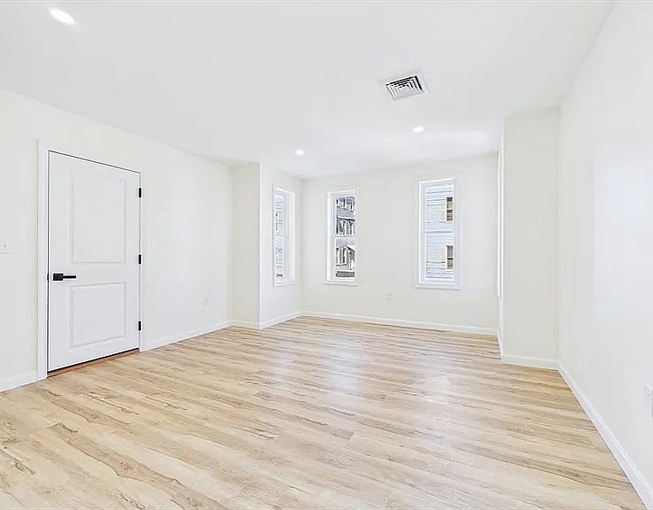 1st image of 33 Crapo St #1