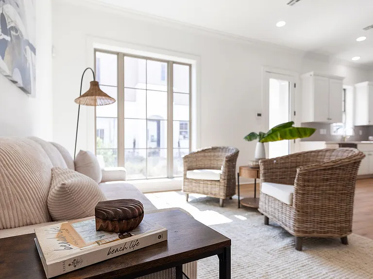805 Broyles St #100 — Photo 3