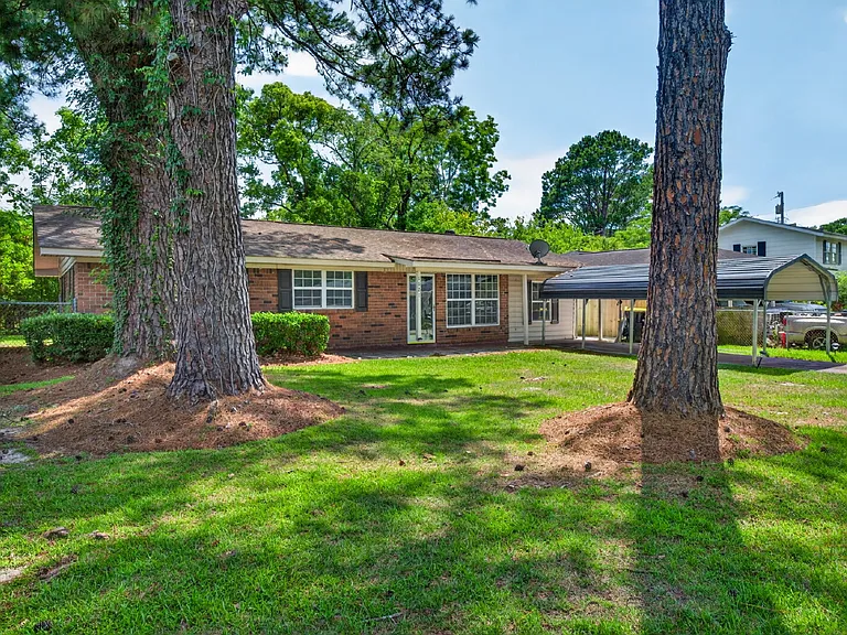 1621 Cloverdale Dr — Photo 2