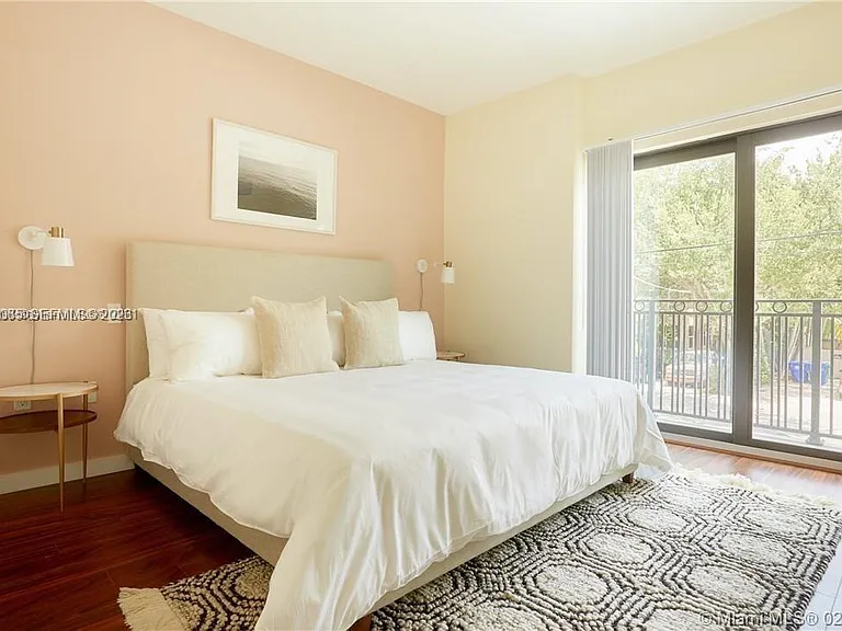 568 NE 66th St #501 — Photo 13