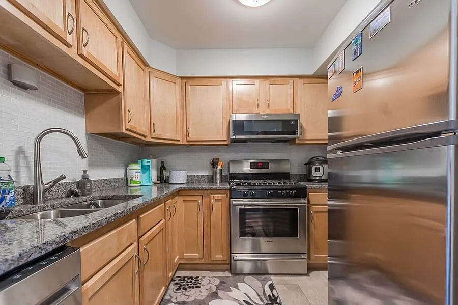 Charming 2-Bedroom Apartment in the Heart of Barrington — Photo 2