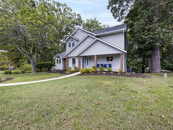 3rd image of 702 Bluff Dr