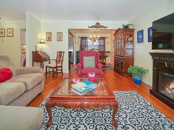 3rd image of 1725 Bard Ln