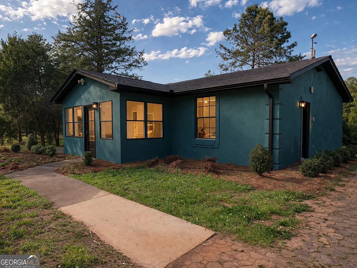Photo 1 of 16 - 6885 Chastain Rd - Palmetto, GA Primary Photo - 6885 Chastain Rd