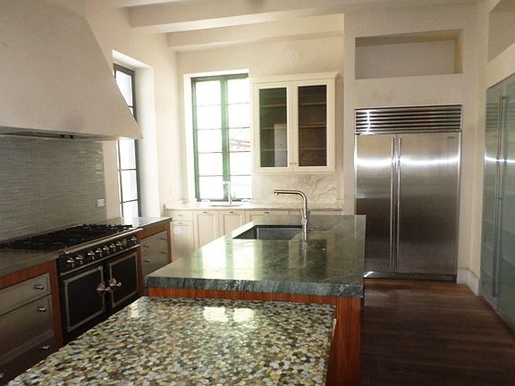 5th image of 441 W Saint James Pl
