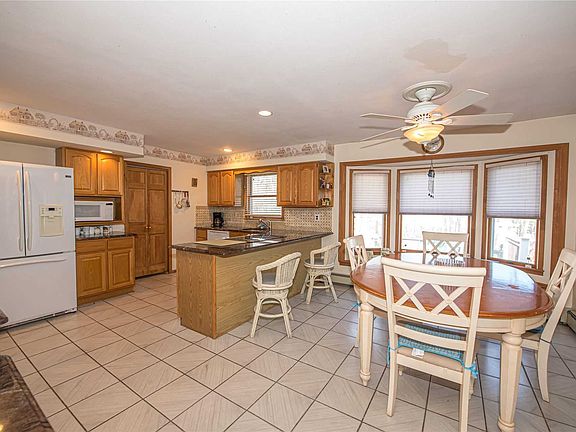 5th image of 12 Dorchester Ct