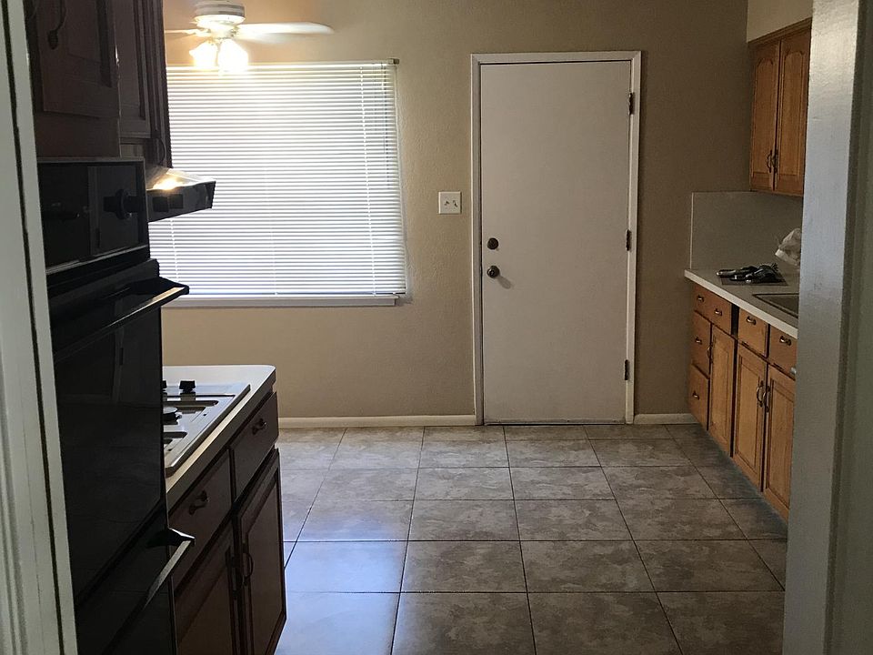 2nd image of 809 W Avenue J14