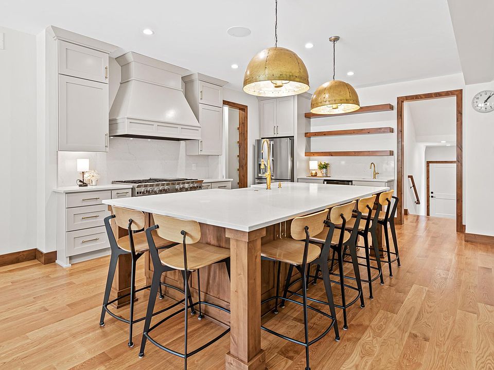 1st image of 609 Callahan Pl